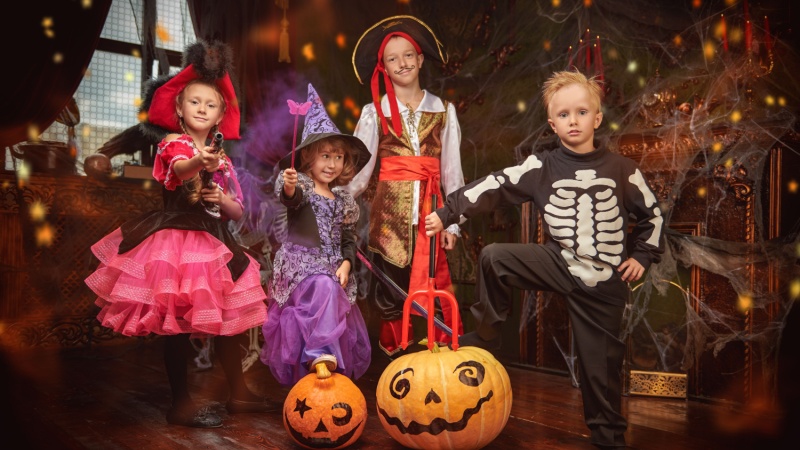 Bambini con maschere di halloween